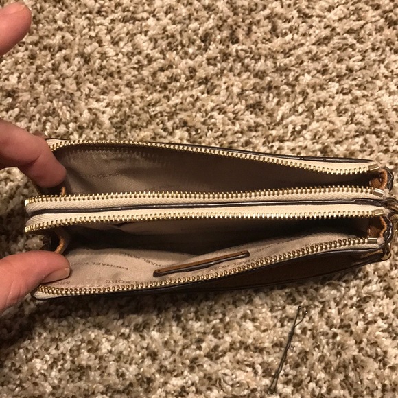 Micheal Kors Wristlet - Picture 3 of 8